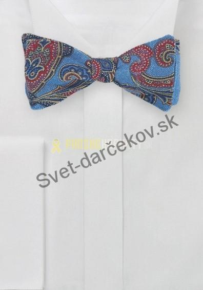 Viazací motýlik modrej farby s ornamentom 