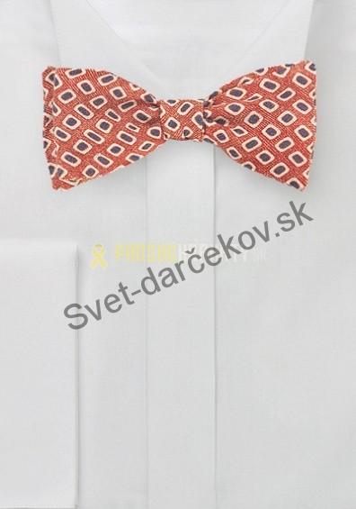 Viazací motýlik oranžovej farby s modrým vzorom 