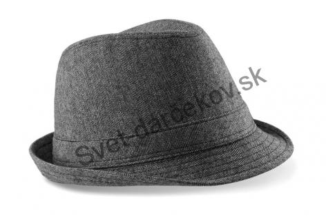 Klobúk šedej farby