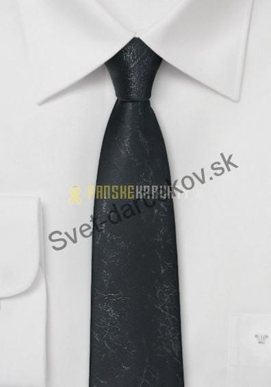  Čierna kravata s koženným dizajnom